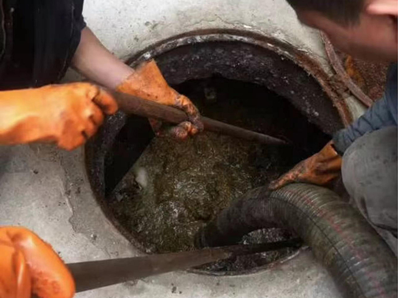 福田清理化粪池时如何避免沼气的危害？